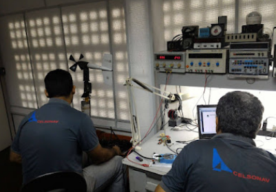 Equipe técnica Celsonav trabalhando em equipamentos